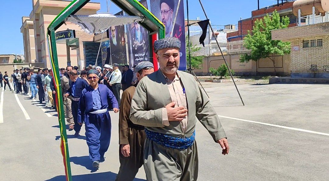 گزارش تصویری؛ بدرقه کاروان اعزامی شهرستان مریوان به مراسم ارتحال امام (ره)