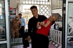 حضور معلول جسمی حرکتی در آغوش پدر برای رأی‌گیری در مسجد جامع شهر مریوان