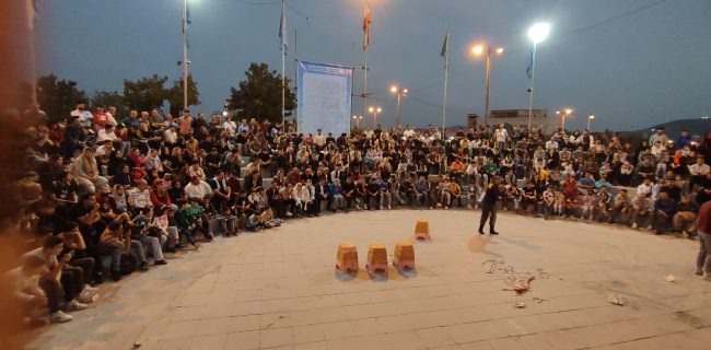 استقبال بی‌نظیر مردم از هفدهمین جشنواره بین‌المللی تئاتر خیابانی مریوان