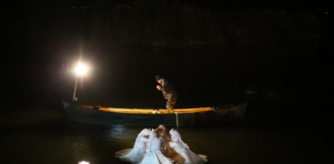 سومین روز هفدهمین جشنواره بین‌المللی تئاتر خیابانی مریوان با اجراهای متنوع در دریاچه زریبار