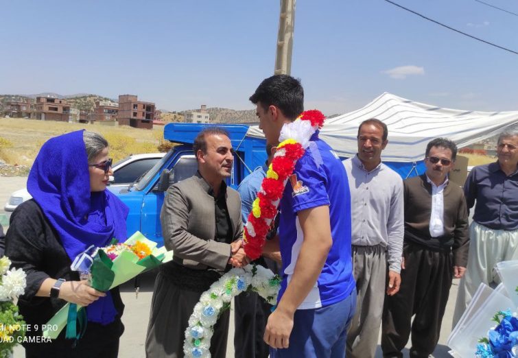 آیین استقبال از قهرمان کردستانی در مریوان