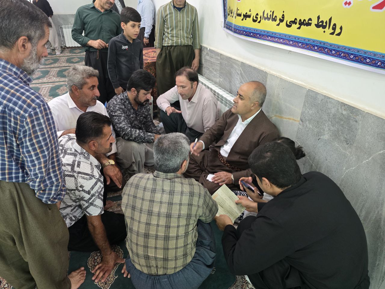 برگزاری میز خدمت ادارات در مسجد جامع شهر مریوان