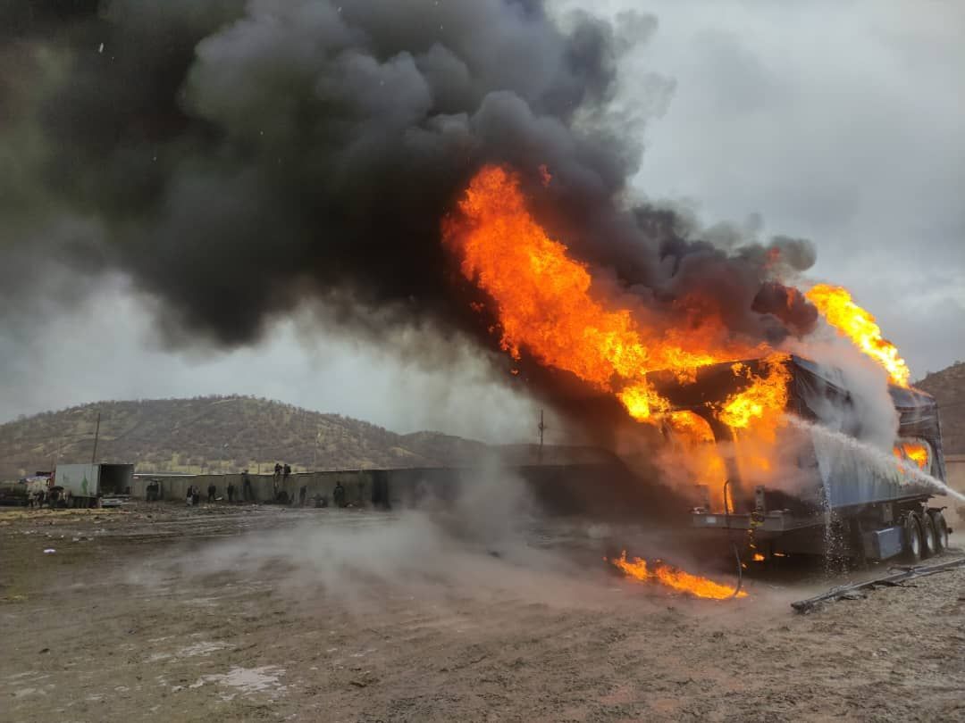 آتشسوزی دستگاه تریلی در مرز باشماق مهار شد آتشسوزی دستگاه تریلی در مرز باشماق مهار شد
