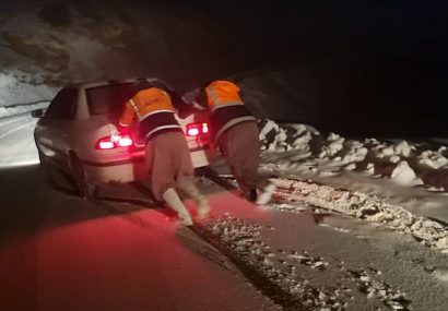 عملیات رهاسازی خودروها در کولاک محور مریوان – سقز