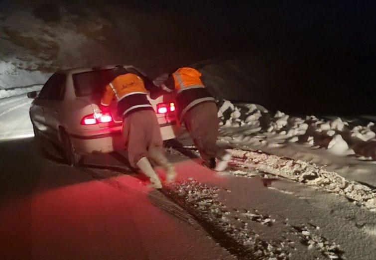 عملیات رهاسازی خودروها در کولاک محور مریوان – سقز