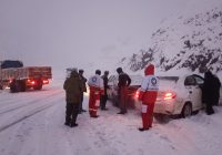 توزیع ۲۰۰ بسته غذایی میان مسافران گرفتار در کولاک مریوان