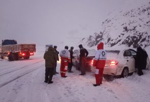 توزیع ۲۰۰ بسته غذایی میان مسافران گرفتار در کولاک مریوان