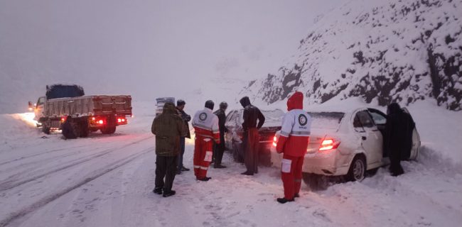 توزیع ۲۰۰ بسته غذایی میان مسافران گرفتار در کولاک مریوان