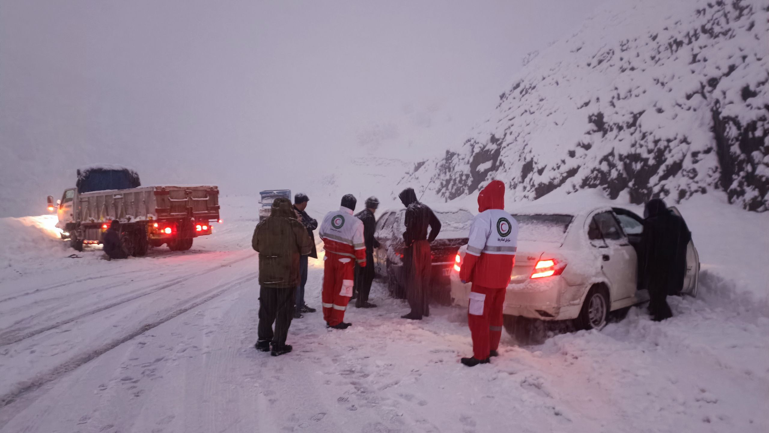 توزیع ۲۰۰ بسته غذایی میان مسافران گرفتار در کولاک مریوان