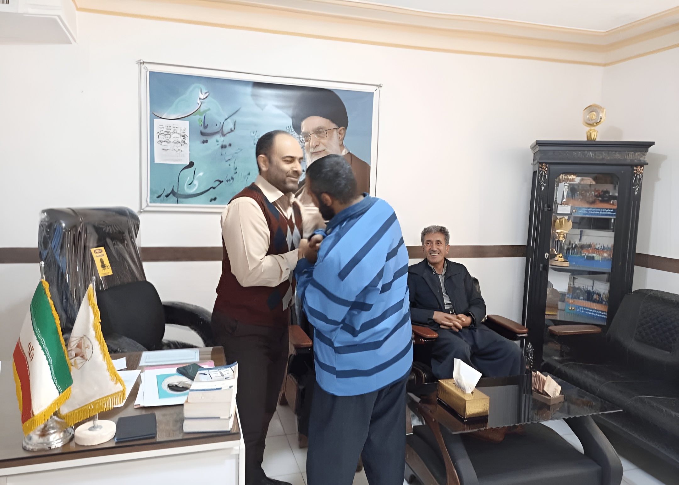 زندانی بدهکار در روز پدر با گذشت و همیاری خیرین آزاد شد زندانی بدهکار در روز پدر با گذشت و همیاری خیرین آزاد شد