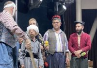 هنرمندی که هنر را به زبان مردمش بدل می‌کند