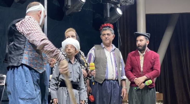 هنرمندی که هنر را به زبان مردمش بدل میکند هنرمندی که هنر را به زبان مردمش بدل میکند