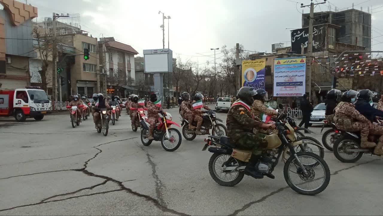 رژه موتوری و خودرویی در مریوان برگزار شد رژه موتوری و خودرویی در مریوان برگزار شد