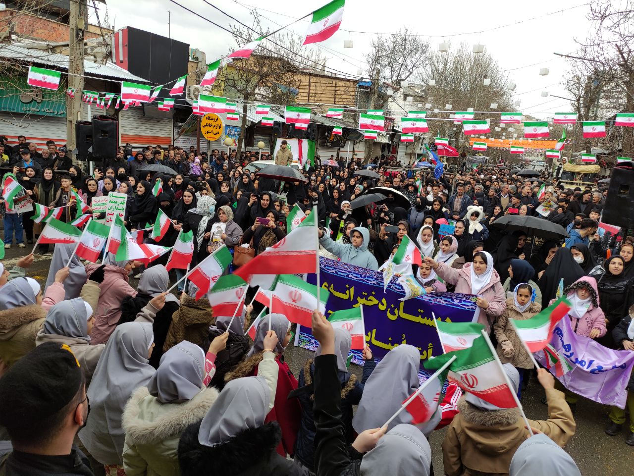 حضور باشکوه مردم شهرستان مریوان در راهپیمایی ۲۲ بهمن