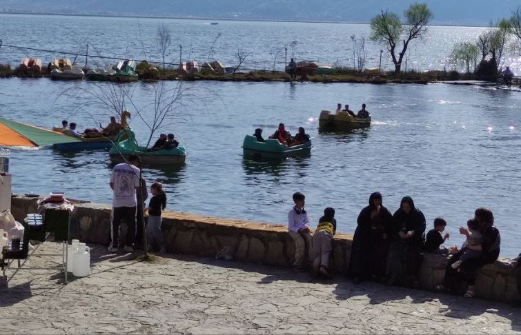 طبیعت بکر و آرامش دریاچه زریبار مریوان در زیر سایه جنگ