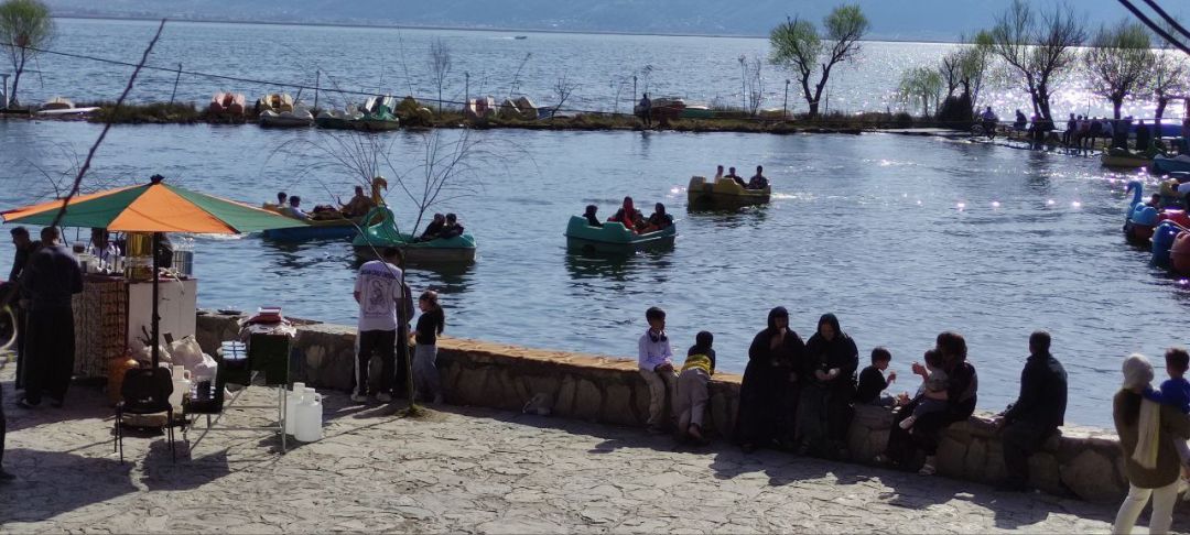 طبیعت بکر و آرامش دریاچه زریبار مریوان در زیر سایه جنگ