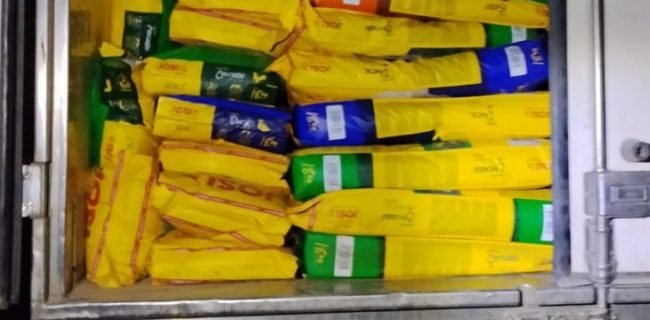کامیون حامل ۳۷ تن غذای حیوانات خانگی در گمرک باشماق مریوان توقیف شد کامیون حامل ۳۷ تن غذای حیوانات خانگی در گمرک باشماق مریوان توقیف شد