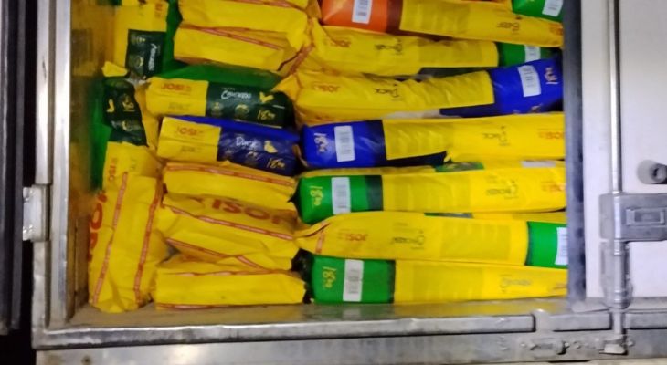 کامیون حامل ۳۷ تن غذای حیوانات خانگی در گمرک باشماق مریوان توقیف شد