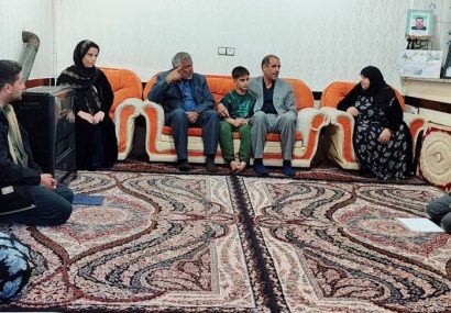 دیدار فرمانده سپاه بیتالمقدس کردستان با خانوادههای شهدای جنگ رمضان در مریوان دیدار فرمانده سپاه بیتالمقدس کردستان با خانوادههای شهدای جنگ رمضان در مریوان