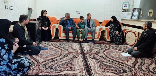 دیدار فرمانده سپاه بیتالمقدس کردستان با خانوادههای شهدای جنگ رمضان در مریوان دیدار فرمانده سپاه بیتالمقدس کردستان با خانوادههای شهدای جنگ رمضان در مریوان