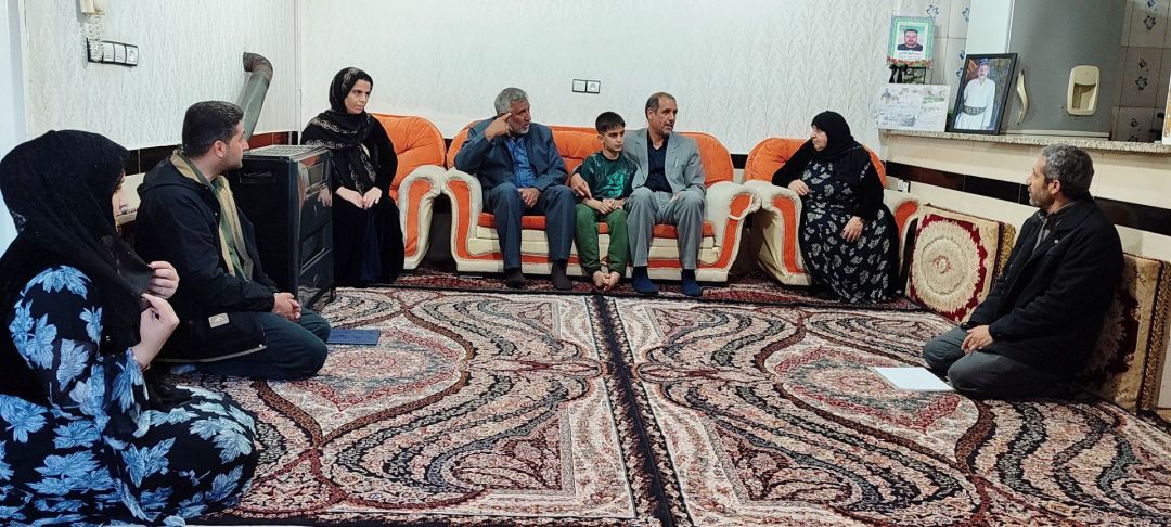 دیدار فرمانده سپاه بیت‌المقدس کردستان با خانواده‌های شهدای جنگ رمضان در مریوان