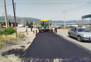 آغاز عملیات لکه‌گیری و روکش آسفالت محورهای روستایی حاشیه دریاچه زریبار در مریوان