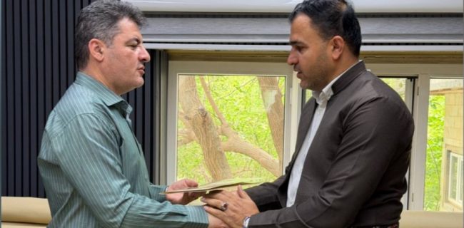 خبر مریوانی ۵۰۰ میلیون تومان برای احداث زمین چمن مصنوعی مدرسه کانی‌دینار اهدا کرد