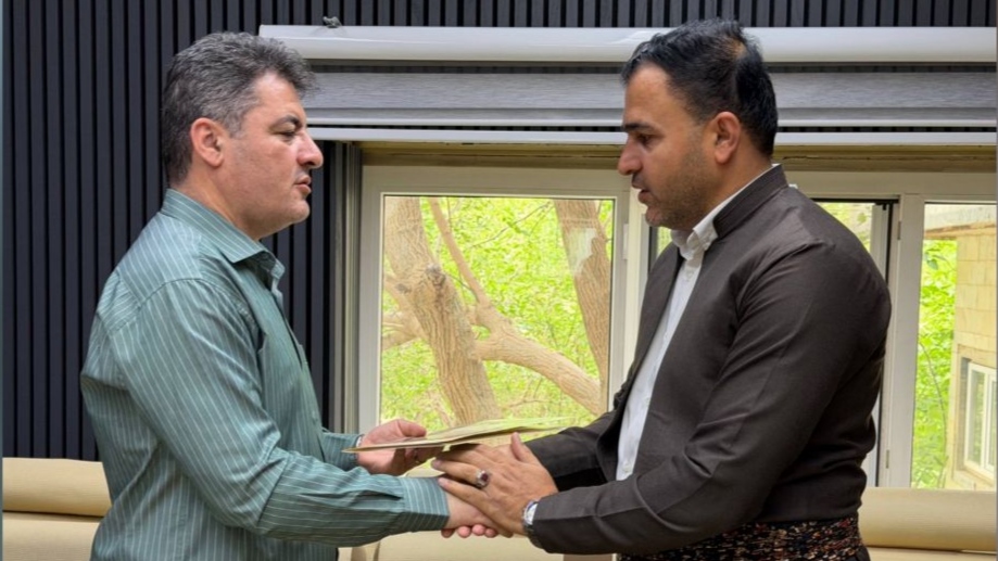 خبر مریوانی ۵۰۰ میلیون تومان برای احداث زمین چمن مصنوعی مدرسه کانیدینار اهدا کرد خبر مریوانی ۵۰۰ میلیون تومان برای احداث زمین چمن مصنوعی مدرسه کانیدینار اهدا کرد