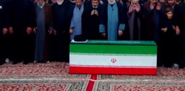 نماز بر پیکر رهبر شهید انقلاب در حرم امام رضا(ع) اقامه شد