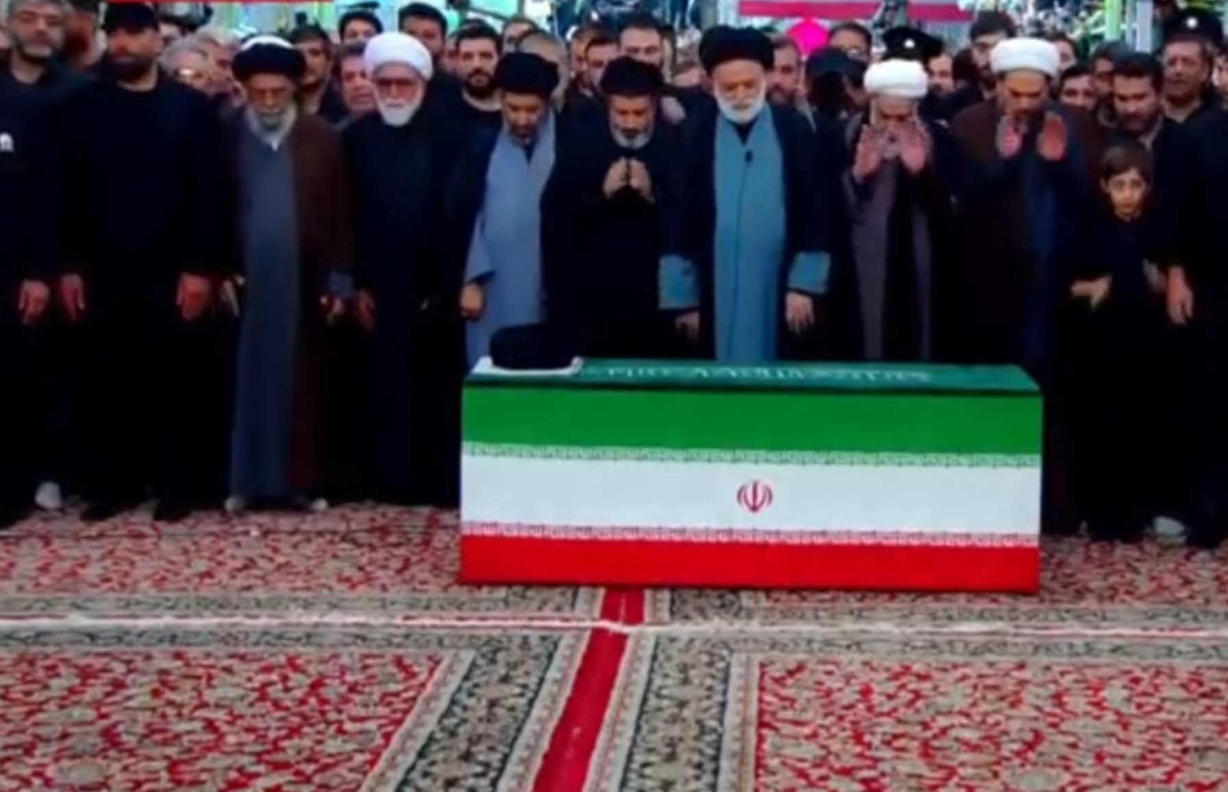 نماز بر پیکر رهبر شهید انقلاب در حرم امام رضا(ع) اقامه شد