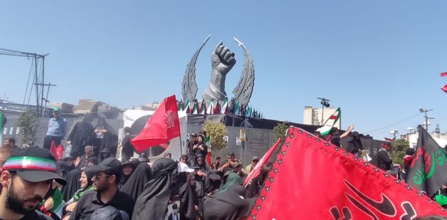 خیابان‌های تهران در تسخیر سیل خروشان عزاداران رهبر شهید