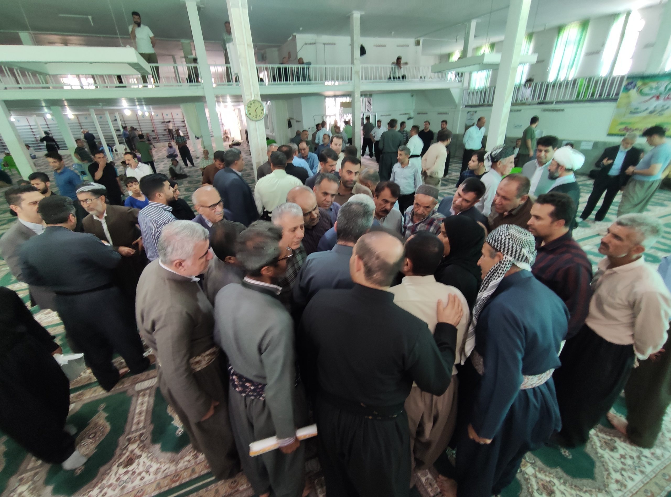 برپایی میز خدمت ادارات در مسجد جامع مریوان برپایی میز خدمت ادارات در مسجد جامع مریوان
