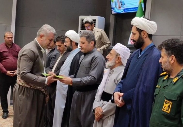 گزارش تصویری؛ تجلیل از ۵۰ کارمند نمونه ادارات مریوان در هفته دولت