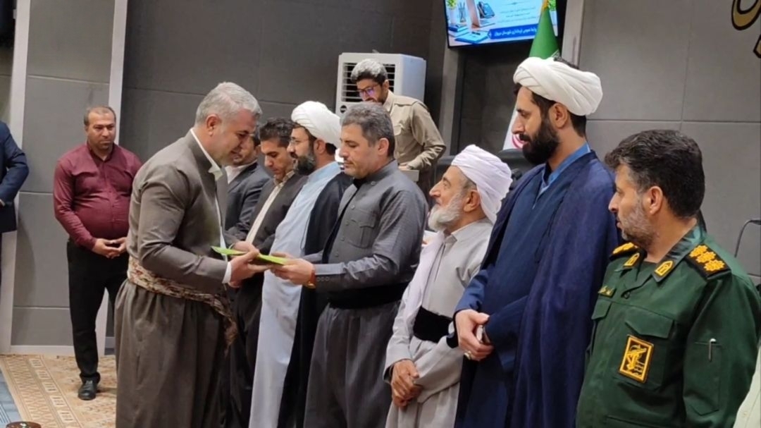 گزارش تصویری؛ تجلیل از ۵۰ کارمند نمونه ادارات مریوان در هفته دولت